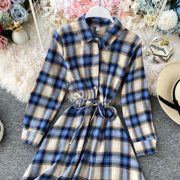 Modern női aszimmetrikus ruha gombokkal és nyakkendőkkel három színben