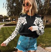 Stílusos női pulóver színes hímzéssel és kerek nyakkivágással