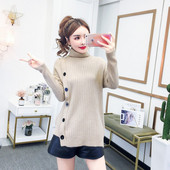 Ασύμμετρο γυναικείο πουλόβερ με κολάρο και κουμπιά