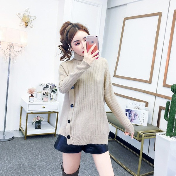 Ασύμμετρο γυναικείο πουλόβερ  με κολάρο και κουμπιά