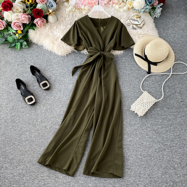 Μοντέρνα γυναικεία ολόσωμη φόρμα με κοντό μανίκι και λαιμόκοψη σε διάφορα χρώματα