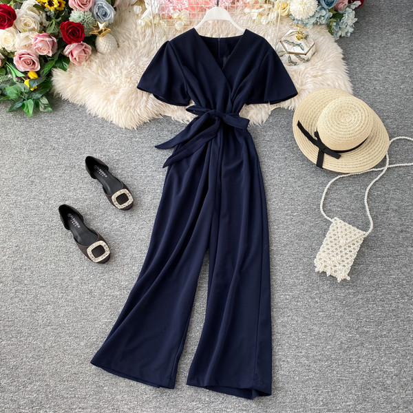 Μοντέρνα γυναικεία ολόσωμη φόρμα με κοντό μανίκι και λαιμόκοψη σε διάφορα χρώματα