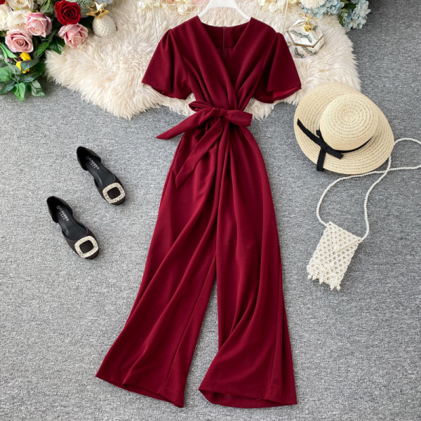 Μοντέρνα γυναικεία ολόσωμη φόρμα με κοντό μανίκι και λαιμόκοψη σε διάφορα χρώματα