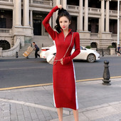 Hosszú kötött ruha cipzárral és oldalsó szegéllyel piros és fekete színben