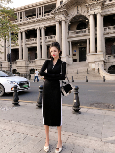 Hosszú kötött ruha cipzárral és oldalsó szegéllyel piros és fekete színben