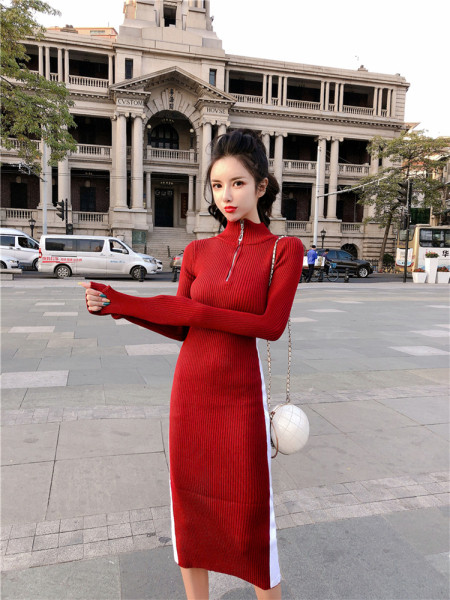 Hosszú kötött ruha cipzárral és oldalsó szegéllyel piros és fekete színben