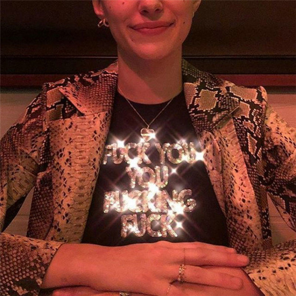 Modern női póló kövekkel - rövid fekete és piros modell