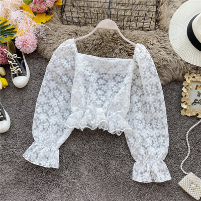 Μοντέρνα γυναικεία κοντή μπλούζα με δαντέλα και τετράγωνο ντεκολτέ σε λευκό και μαύρο χρώμα