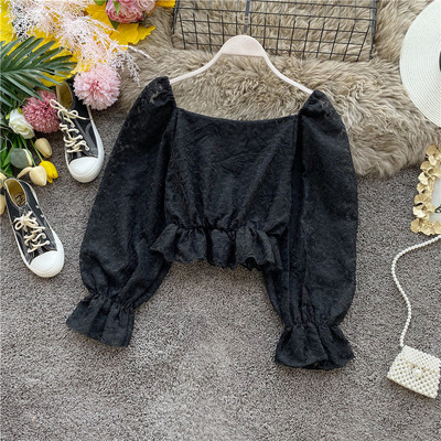 Μοντέρνα γυναικεία κοντή μπλούζα με δαντέλα και τετράγωνο ντεκολτέ σε λευκό και μαύρο χρώμα