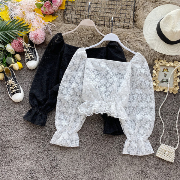 Μοντέρνα  γυναικεία κοντή μπλούζα  με δαντέλα και τετράγωνο ντεκολτέ σε λευκό και μαύρο χρώμα