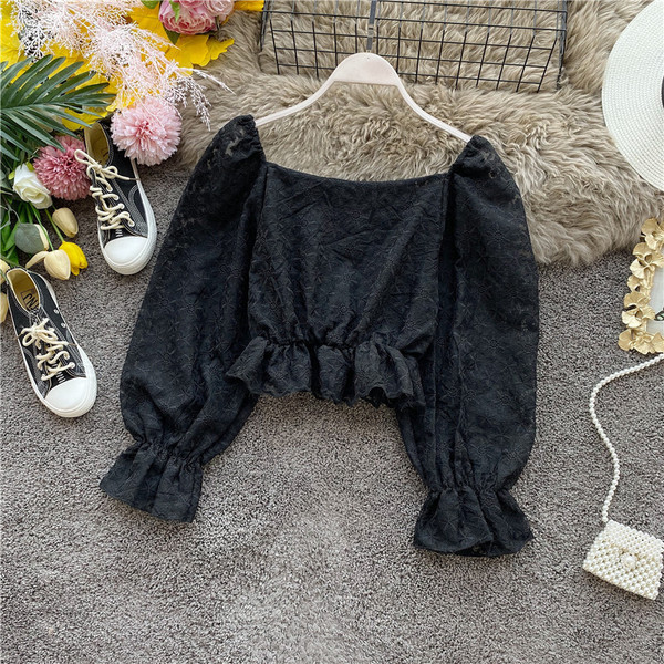 Μοντέρνα  γυναικεία κοντή μπλούζα  με δαντέλα και τετράγωνο ντεκολτέ σε λευκό και μαύρο χρώμα