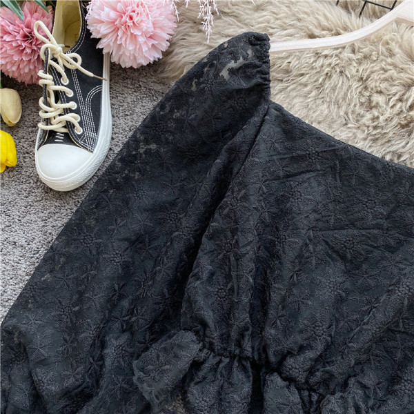 Μοντέρνα  γυναικεία κοντή μπλούζα  με δαντέλα και τετράγωνο ντεκολτέ σε λευκό και μαύρο χρώμα