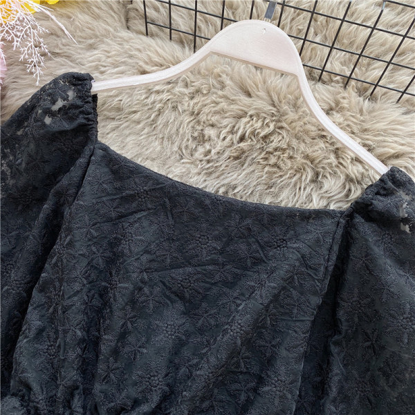 Μοντέρνα  γυναικεία κοντή μπλούζα  με δαντέλα και τετράγωνο ντεκολτέ σε λευκό και μαύρο χρώμα