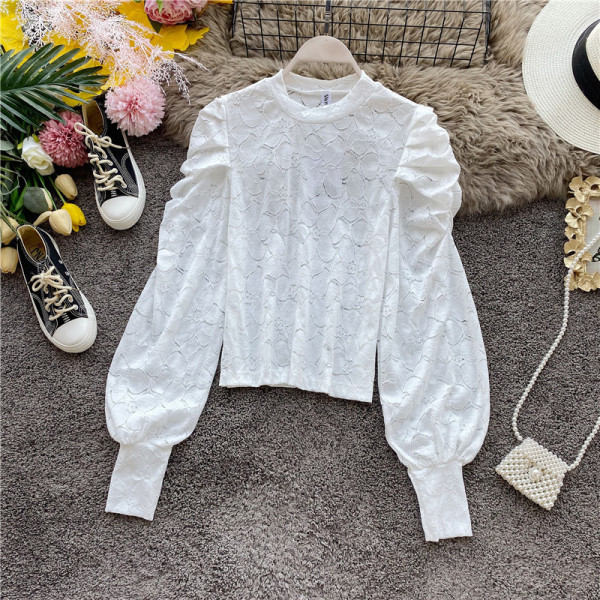 Μοντέρνο γυναικείο πουκάμισο δαντελωτό μακρυμάνικο με ψηλό γιακά σε λευκό, μπεζ και μαύρο χρώμα