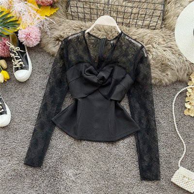 Modern női blúz csipkeujjal és spitz nyakkivágással bézs és fekete színben