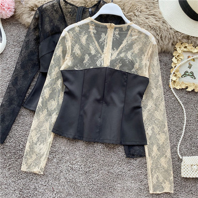 Modern női blúz csipkeujjal és spitz nyakkivágással bézs és fekete színben