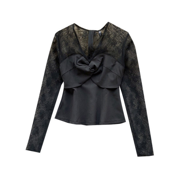 Modern női blúz csipkeujjal és spitz nyakkivágással bézs és fekete színben