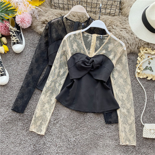 Modern női blúz csipkeujjal és spitz nyakkivágással bézs és fekete színben