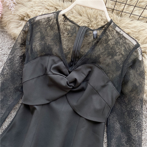 Modern női blúz csipkeujjal és spitz nyakkivágással bézs és fekete színben