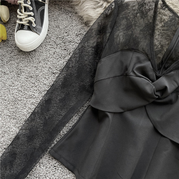 Modern női blúz csipkeujjal és spitz nyakkivágással bézs és fekete színben