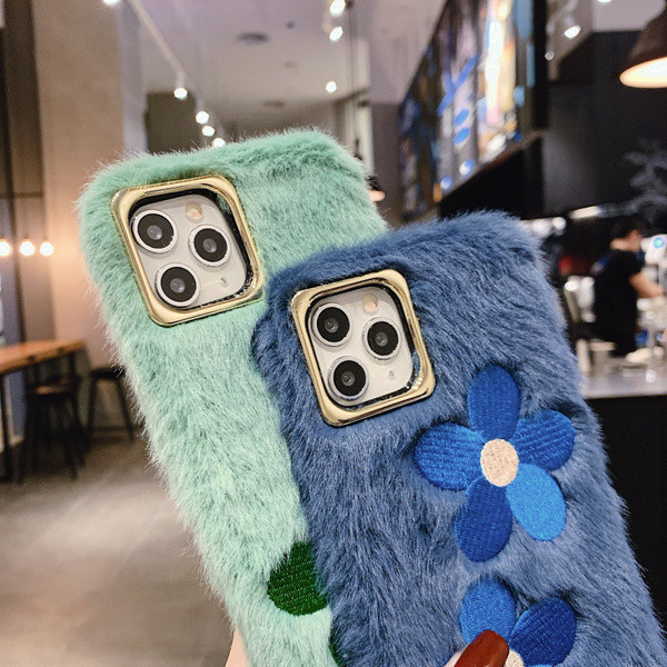 НОВ пухен калъф с бродерия цветя в зелен и син цвят за Iphone 11 Pro Max