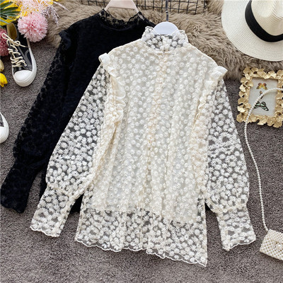 Modern női csipkeing magas gallérral és fehér és fekete hímzéssel