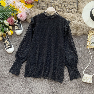 Modern női csipkeing magas gallérral és fehér és fekete hímzéssel