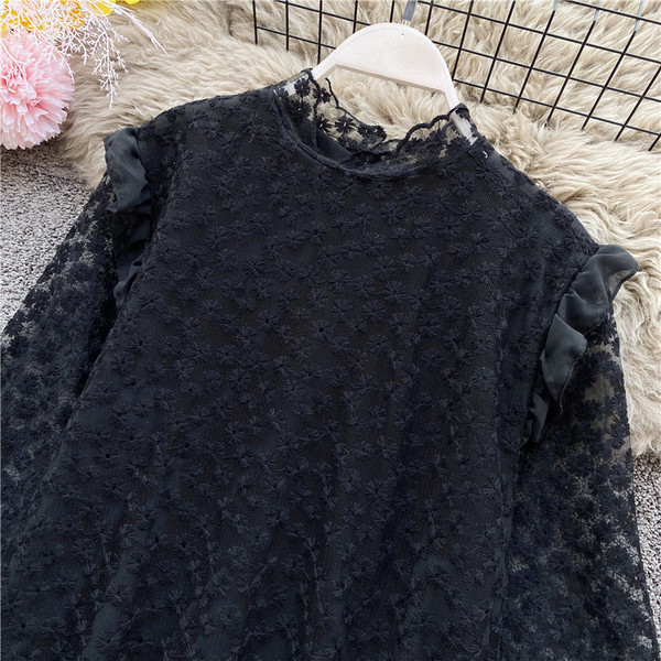 Modern női csipkeing magas gallérral és fehér és fekete hímzéssel