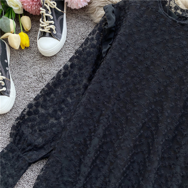 Modern női csipkeing magas gallérral és fehér és fekete hímzéssel