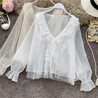 Modern női blúz spitz nyakkivágással és tüllel fehér, bézs és fekete színekben