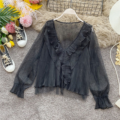 Modern női blúz spitz nyakkivágással és tüllel fehér, bézs és fekete színekben