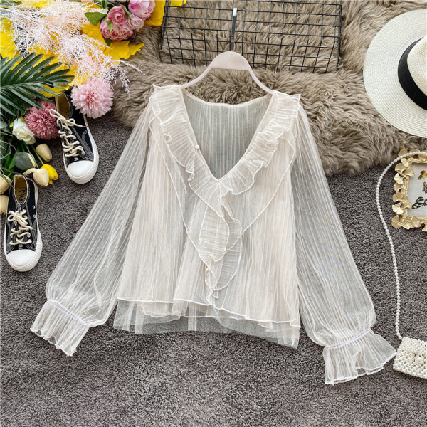 Modern női blúz spitz nyakkivágással és tüllel fehér, bézs és fekete színekben