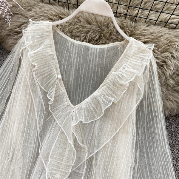 Modern női blúz spitz nyakkivágással és tüllel fehér, bézs és fekete színekben