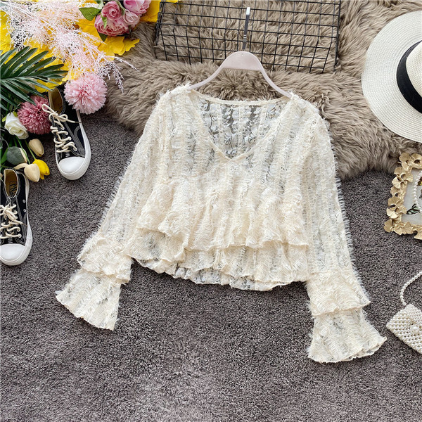 Μοντέρνα γυναικεία μπλούζα με λαιμόκοψη και μακριά μανίκια σε μπεζ χρώμα