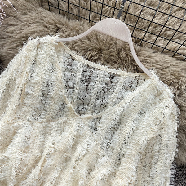 Μοντέρνα γυναικεία μπλούζα με λαιμόκοψη και μακριά μανίκια σε μπεζ χρώμα