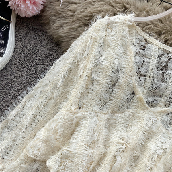 Μοντέρνα γυναικεία μπλούζα με λαιμόκοψη και μακριά μανίκια σε μπεζ χρώμα