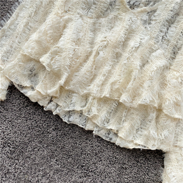 Μοντέρνα γυναικεία μπλούζα με λαιμόκοψη και μακριά μανίκια σε μπεζ χρώμα