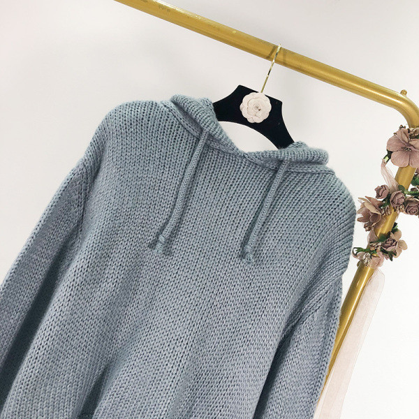 Modern női pulóver kapucnival kék és tüll színben