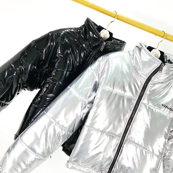 Rövid téli kabát szürke és fekete színben, fényes hatással