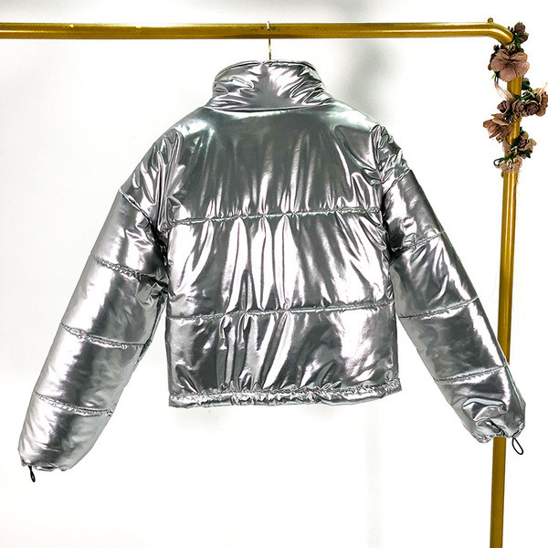 Rövid téli kabát szürke és fekete színben, fényes hatással