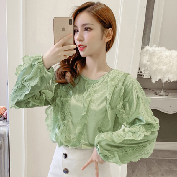 Γυναικεία βελούδινη μπλούζα σε τρία χρώματα με δαντέλα και οβάλ λαιμόκοψη