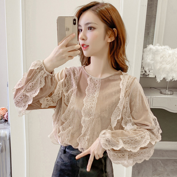 Γυναικεία βελούδινη μπλούζα σε τρία χρώματα με δαντέλα και οβάλ λαιμόκοψη