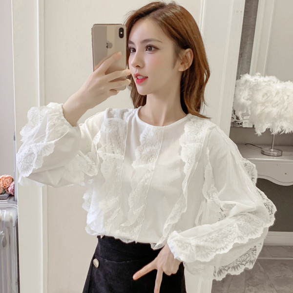 Γυναικεία βελούδινη μπλούζα σε τρία χρώματα με δαντέλα και οβάλ λαιμόκοψη