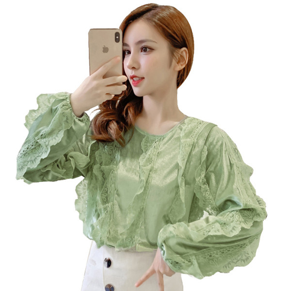 Γυναικεία βελούδινη μπλούζα σε τρία χρώματα με δαντέλα και οβάλ λαιμόκοψη