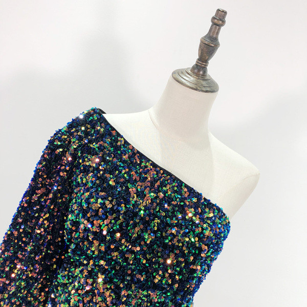 Rövid, modern blúz csupasz váll fekete színben, flitterekkel