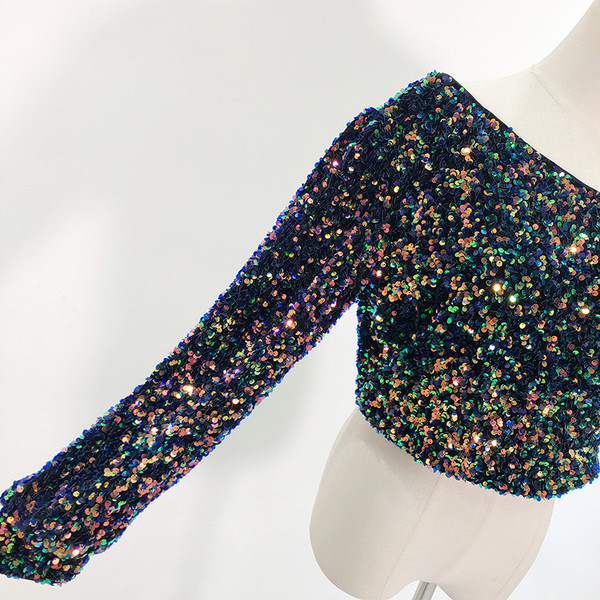 Rövid, modern blúz csupasz váll fekete színben, flitterekkel