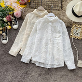 Modern női ing gombokkal és klasszikus gallérral bézs, fekete és fehér színben