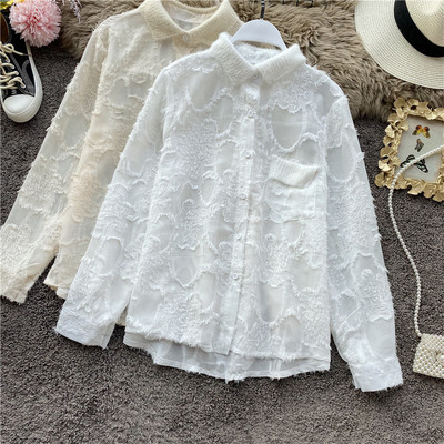 Modern női ing gombokkal és klasszikus gallérral bézs, fekete és fehér színben