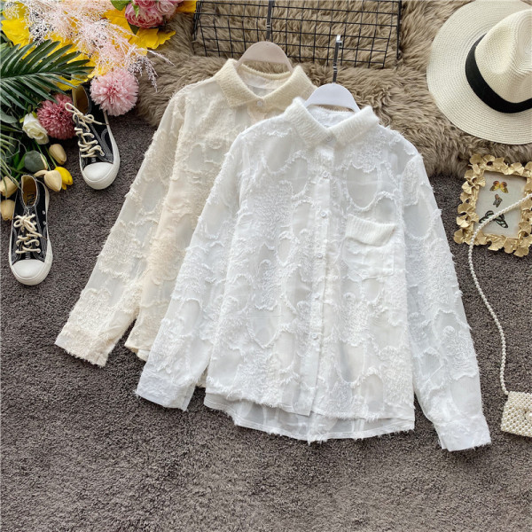 Modern női ing gombokkal és klasszikus gallérral bézs, fekete és fehér színben