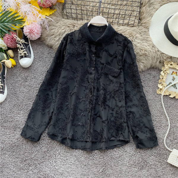 Modern női ing gombokkal és klasszikus gallérral bézs, fekete és fehér színben